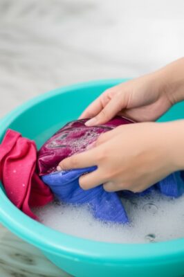 Hướng Dẫn A-Z Các Bước Giặt Quần Áo Bằng Tay Sạch Thơm, Bền Màu
